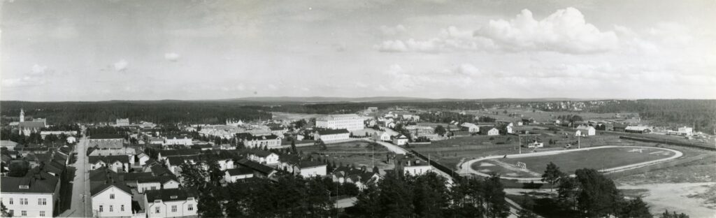 Vanha kuva maisemasta koulun alueelta ja lähialueelta.