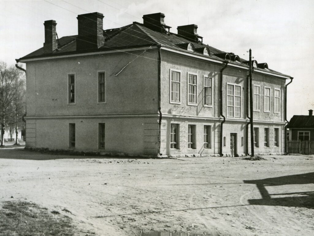 Vanha kuva rakennuksen julkisivusta.