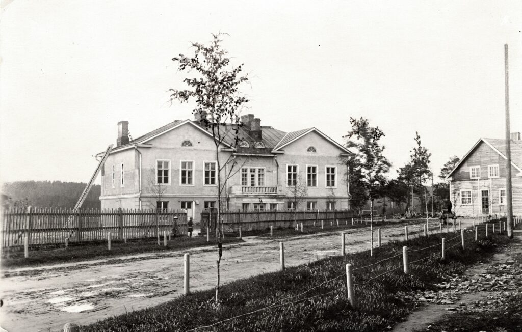 Mustavalkokuva, jossa historiallinen Lönnrotin Koulu.