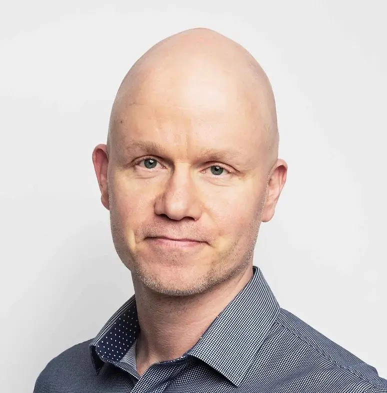 Henkilökuva Bottiverstas-yrityksen omistajasta Janne Ikolasta.