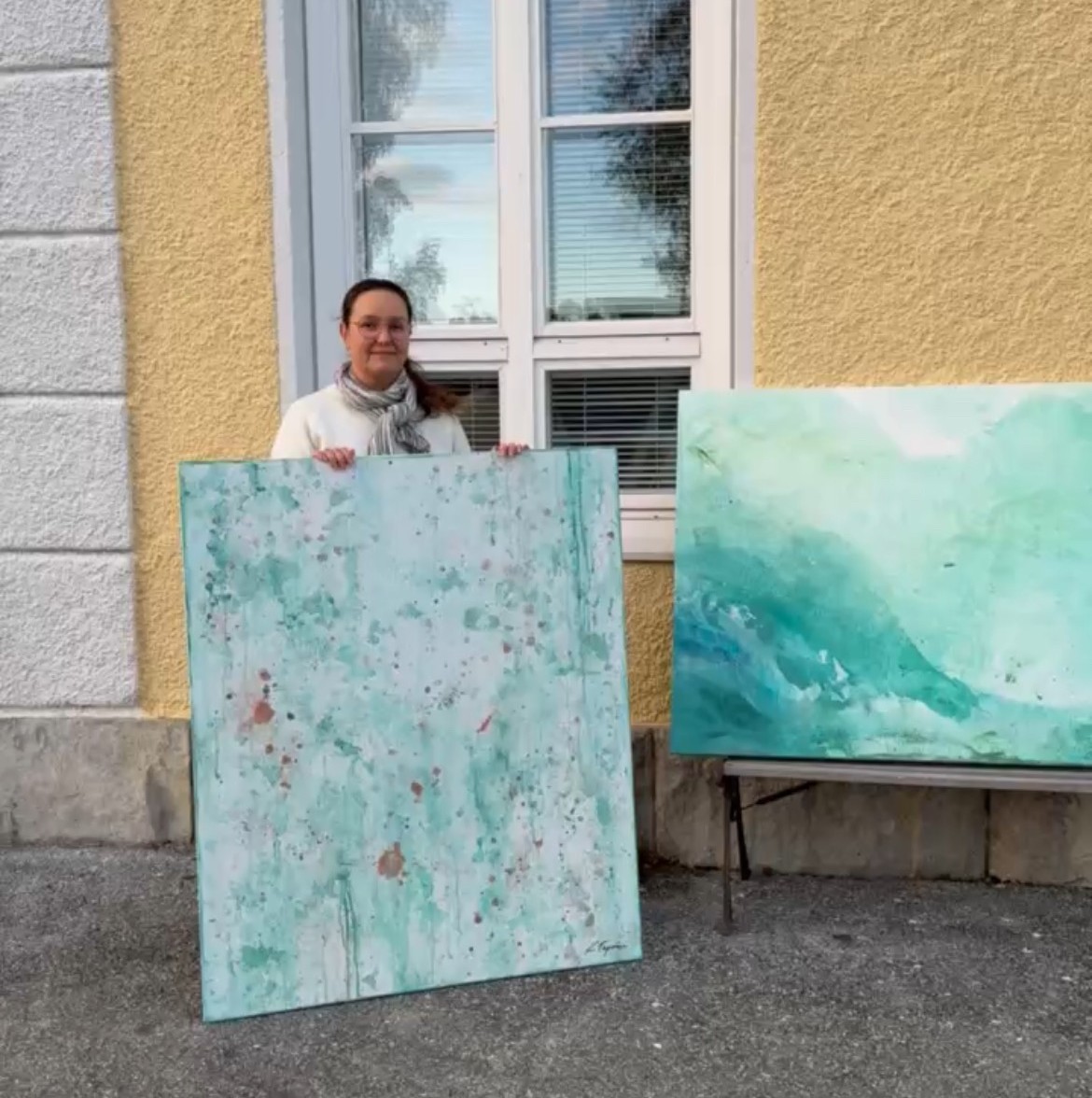 Kuvataiteilija Katri Tupiini ja hänen teoksiaan.