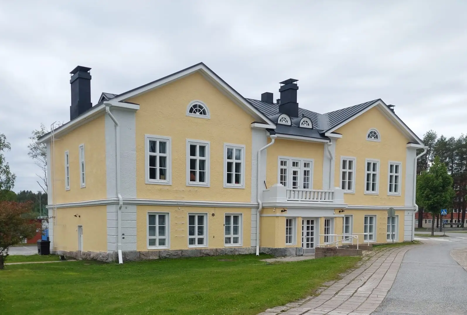 Julkisivukuva historiallisesta Lönnrotin koulurakennuksesta - nykyisestä yrityskeskittymästä.