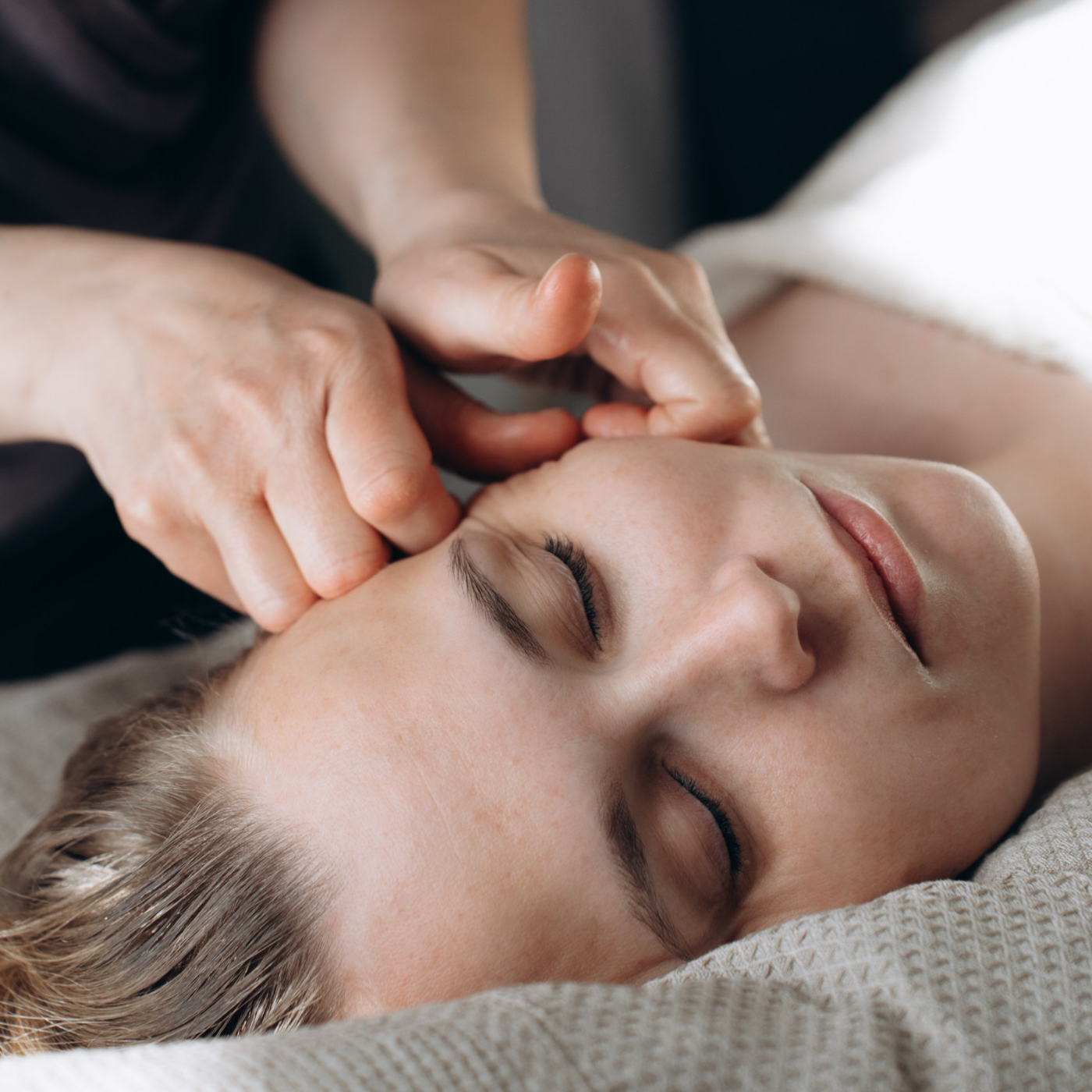 Sari tekemässä niskahierontaa