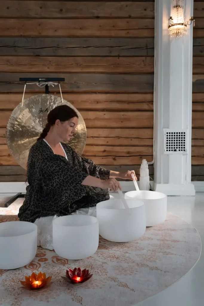 Jenni soittamassa äänimaljoja Mielen Maja Valona -hyvinvointipalvelussa.