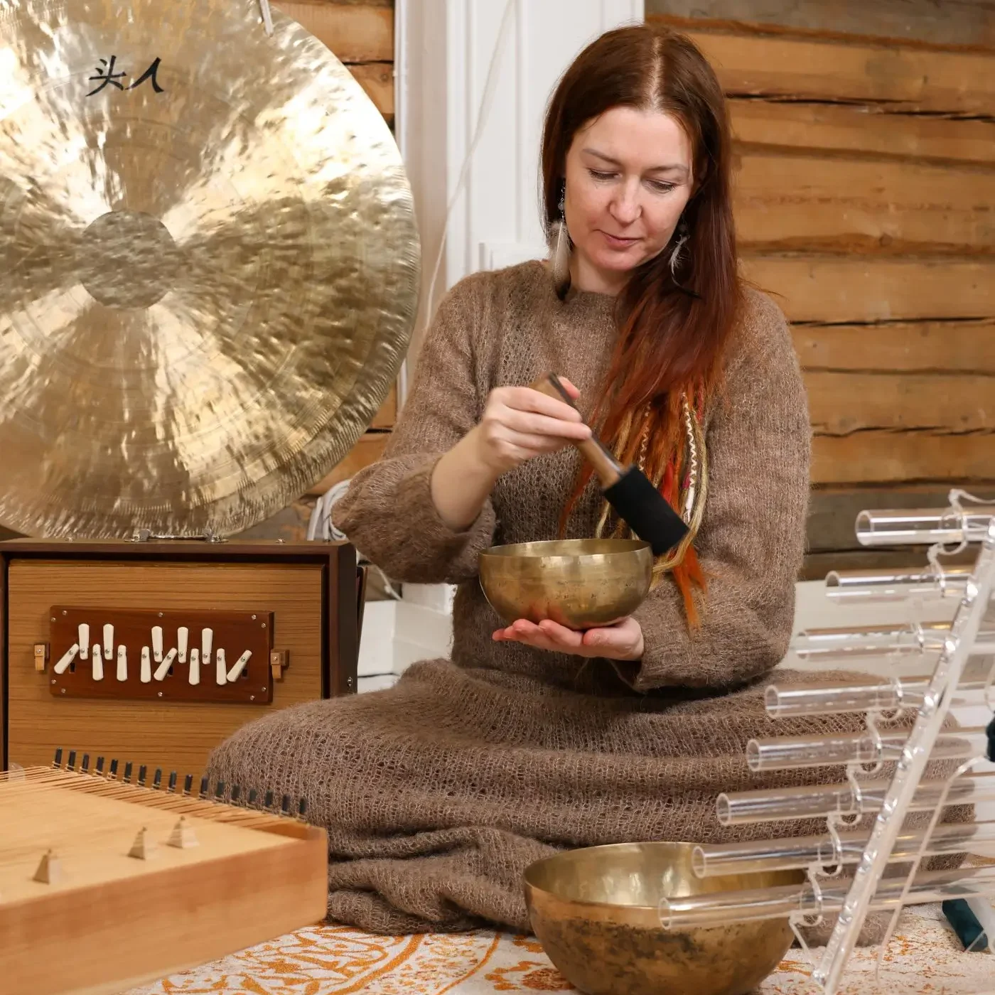 Jenni-Maria Kärki soittamassa äänimaljaa Valona-kristallit ja soinnut -hyvinvointipalvelussa.