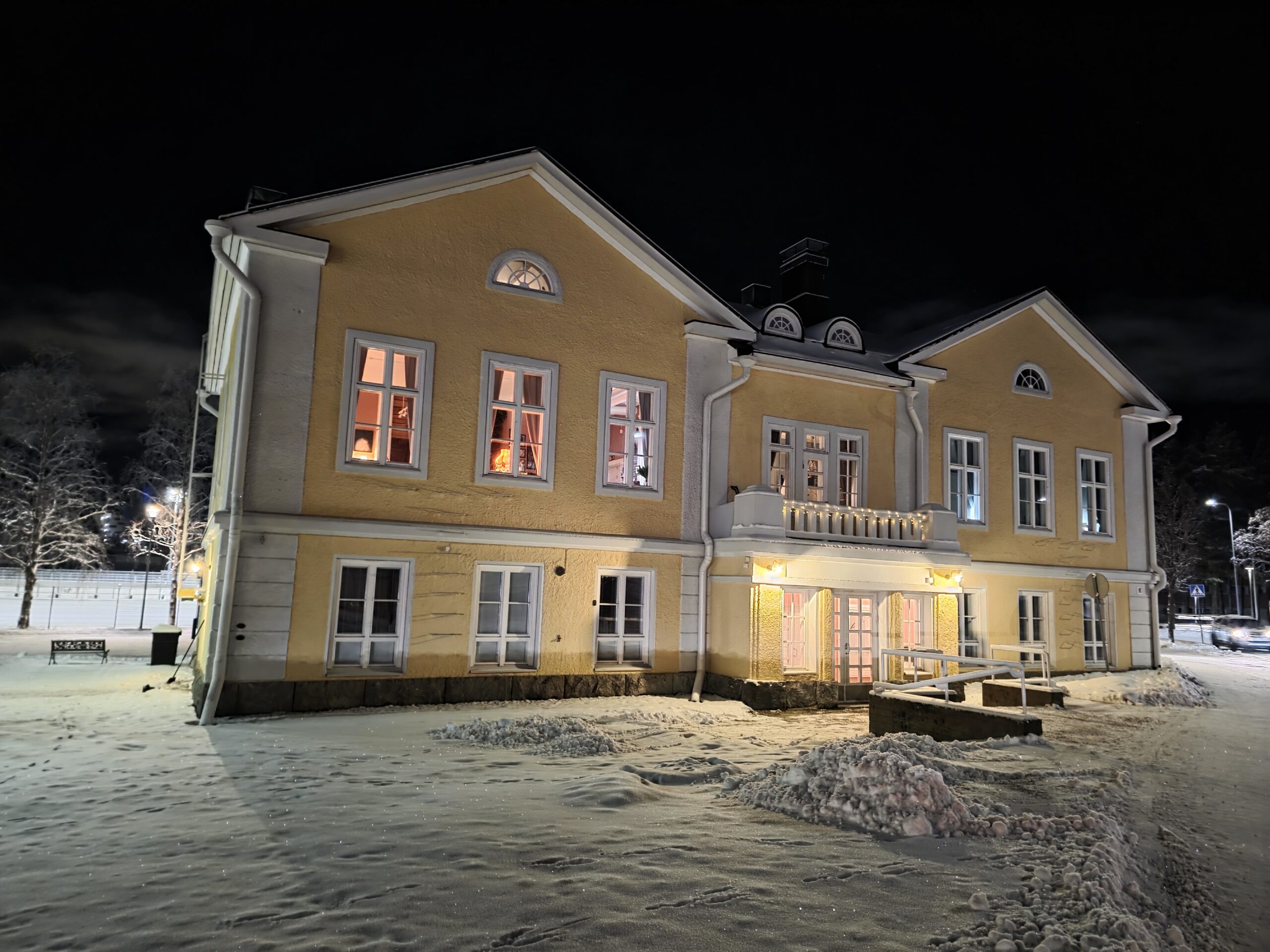 Rakennus ulkoa illalla.