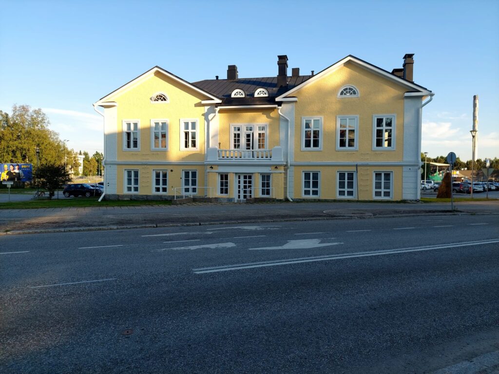 Kuva Lönnrotin koulun edestä.