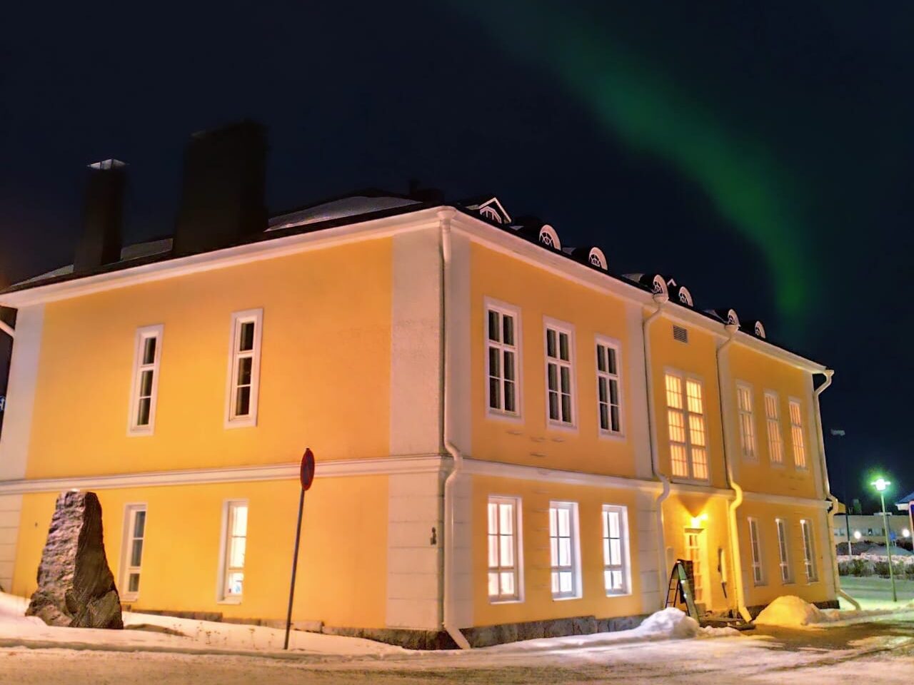 Lönnrotin koulun julkisivu talvella.