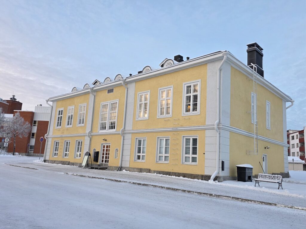 Julkisivukuva talvella päivänvalossa.