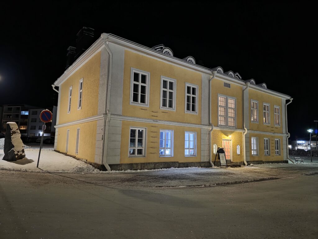 Julkisivu talvi-iltana kuvattuna.