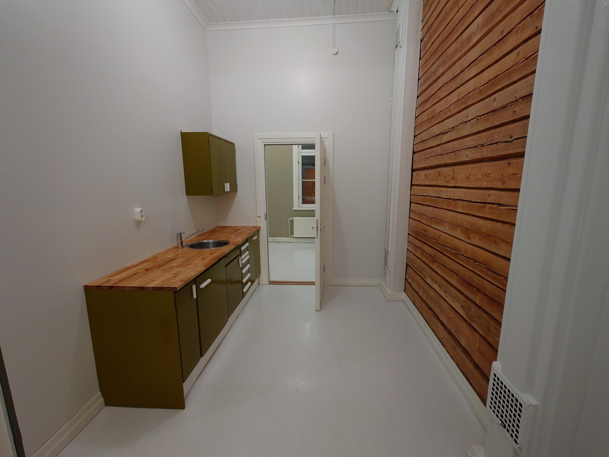 Vanha sotilaskotikeittiö Mielenmajan tiloissa.