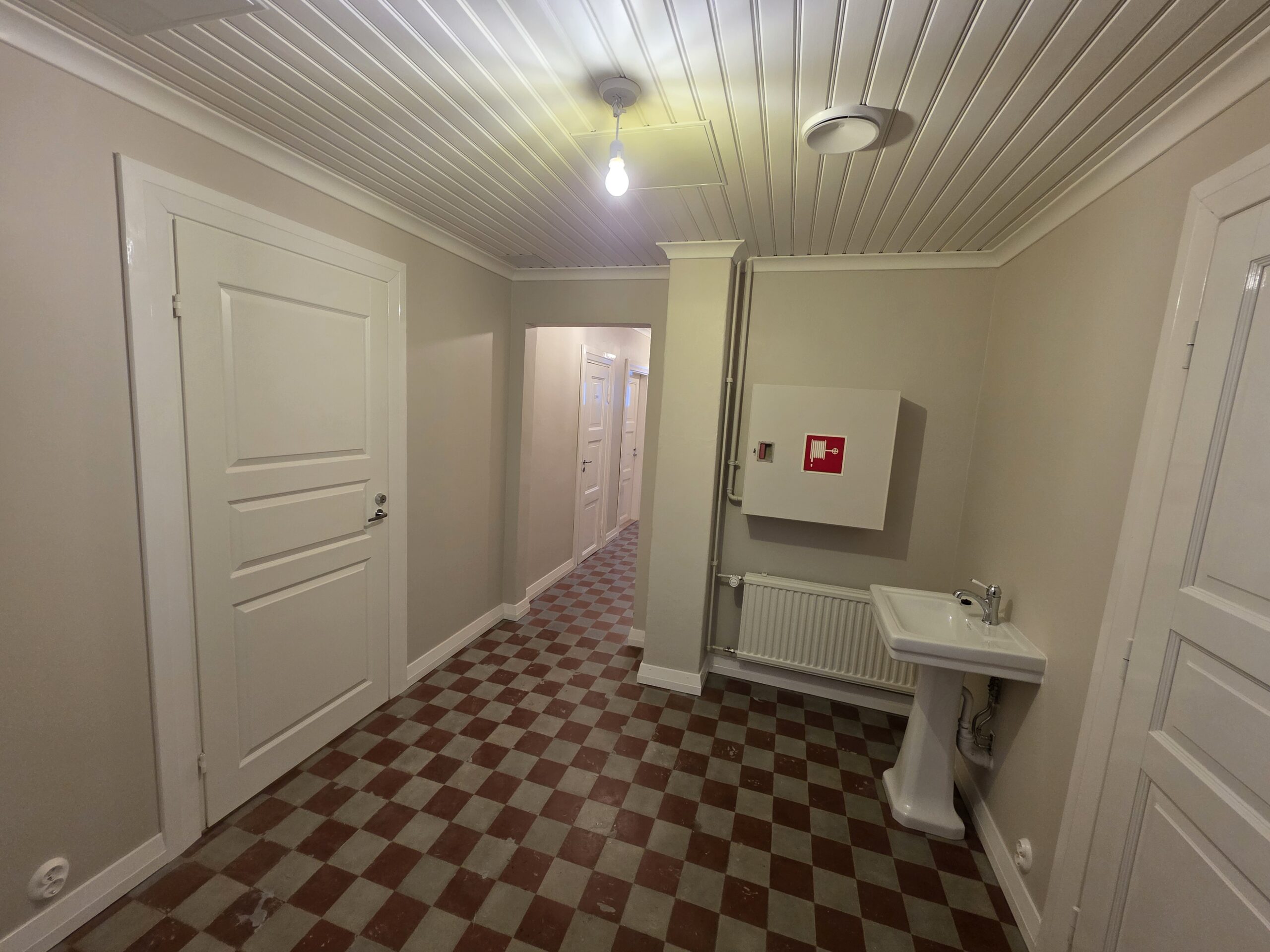 Kuva pohjakerroksesta aulan vierestä.