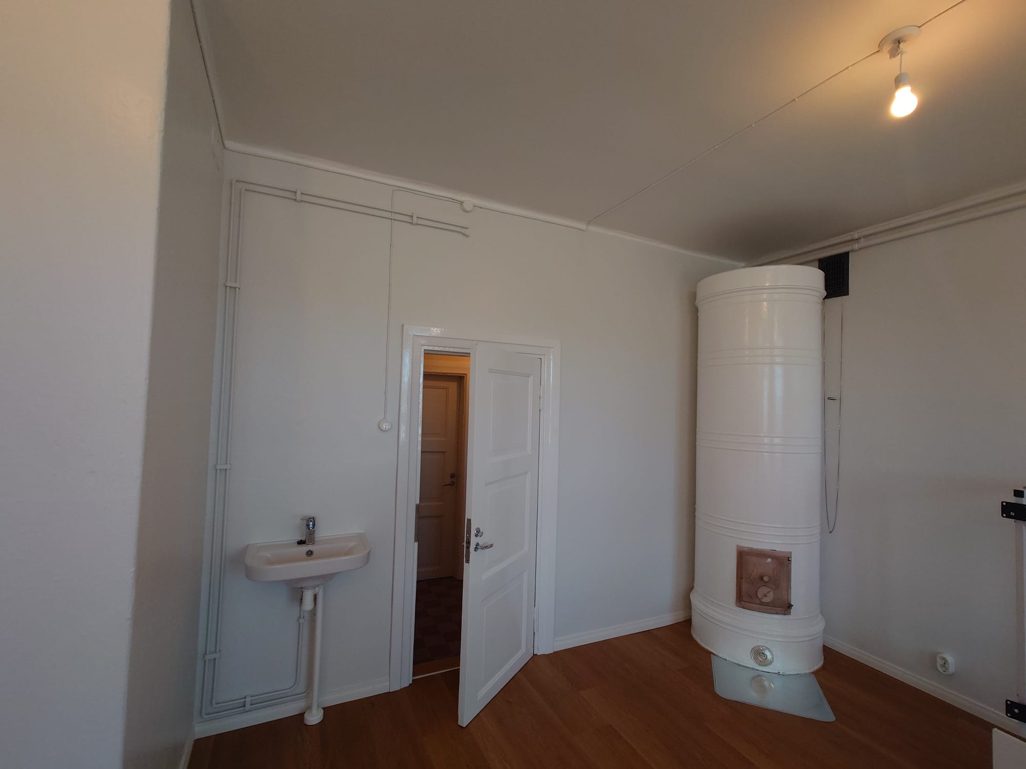 Huone, jossa on pönttöuuni.