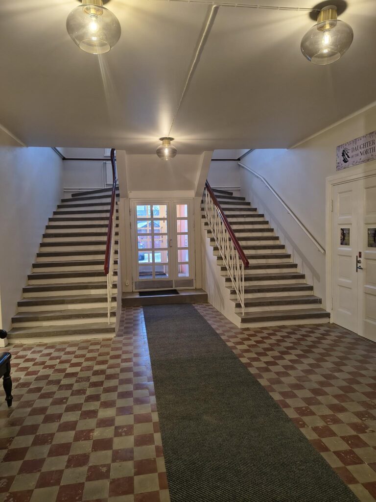 Portaat ala-aulasta toiseen kerrokseen.