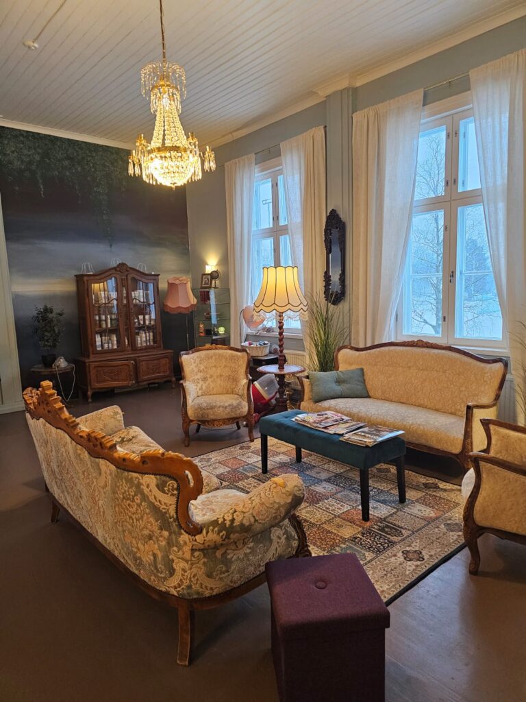 Tukkatakomon odotustila.