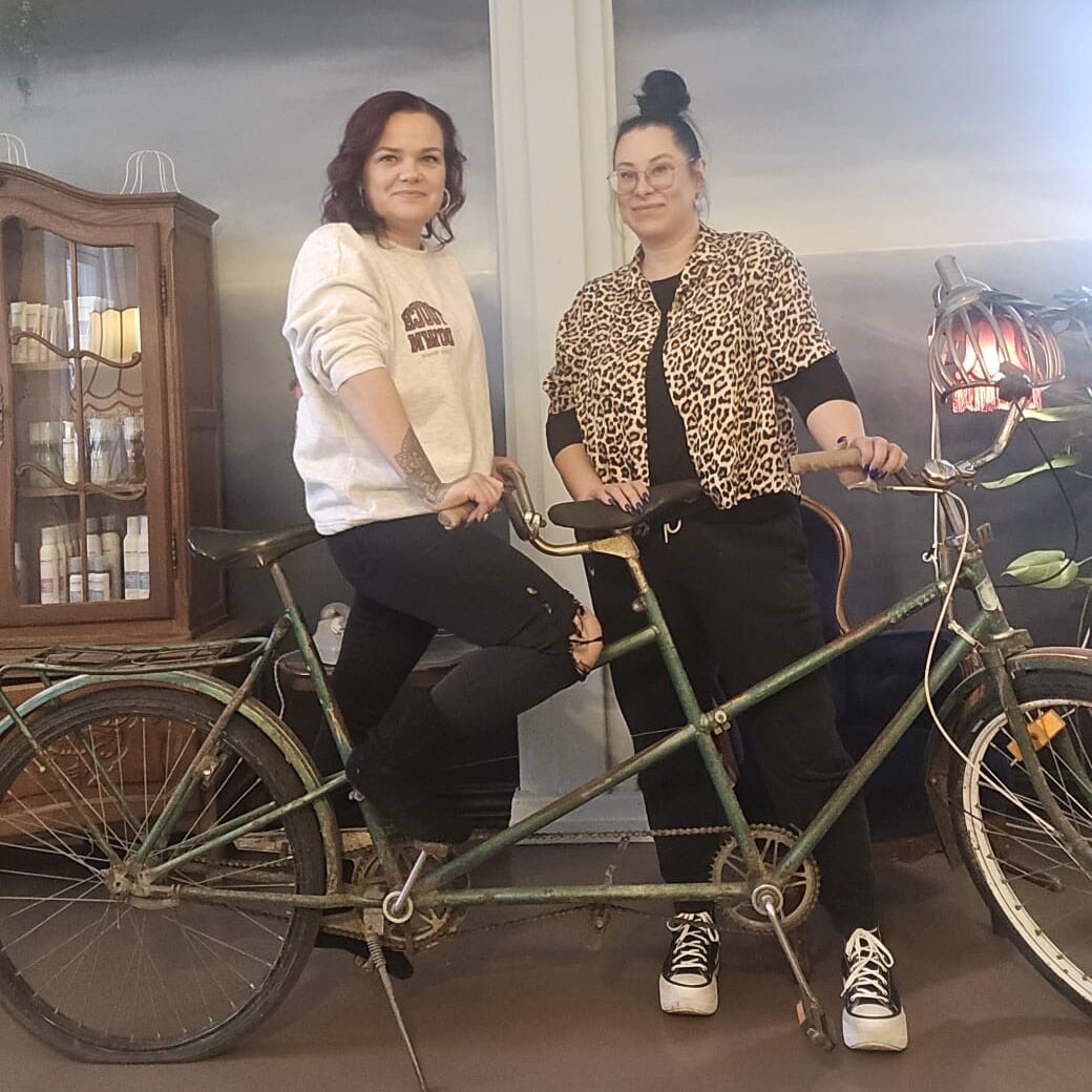 Tukkatakomon yrittäjät Eveliina ja Marja.